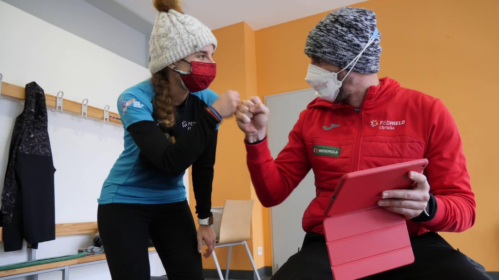 Alba Rodríguez saluda a Ander Mirambell en Innsbruck.