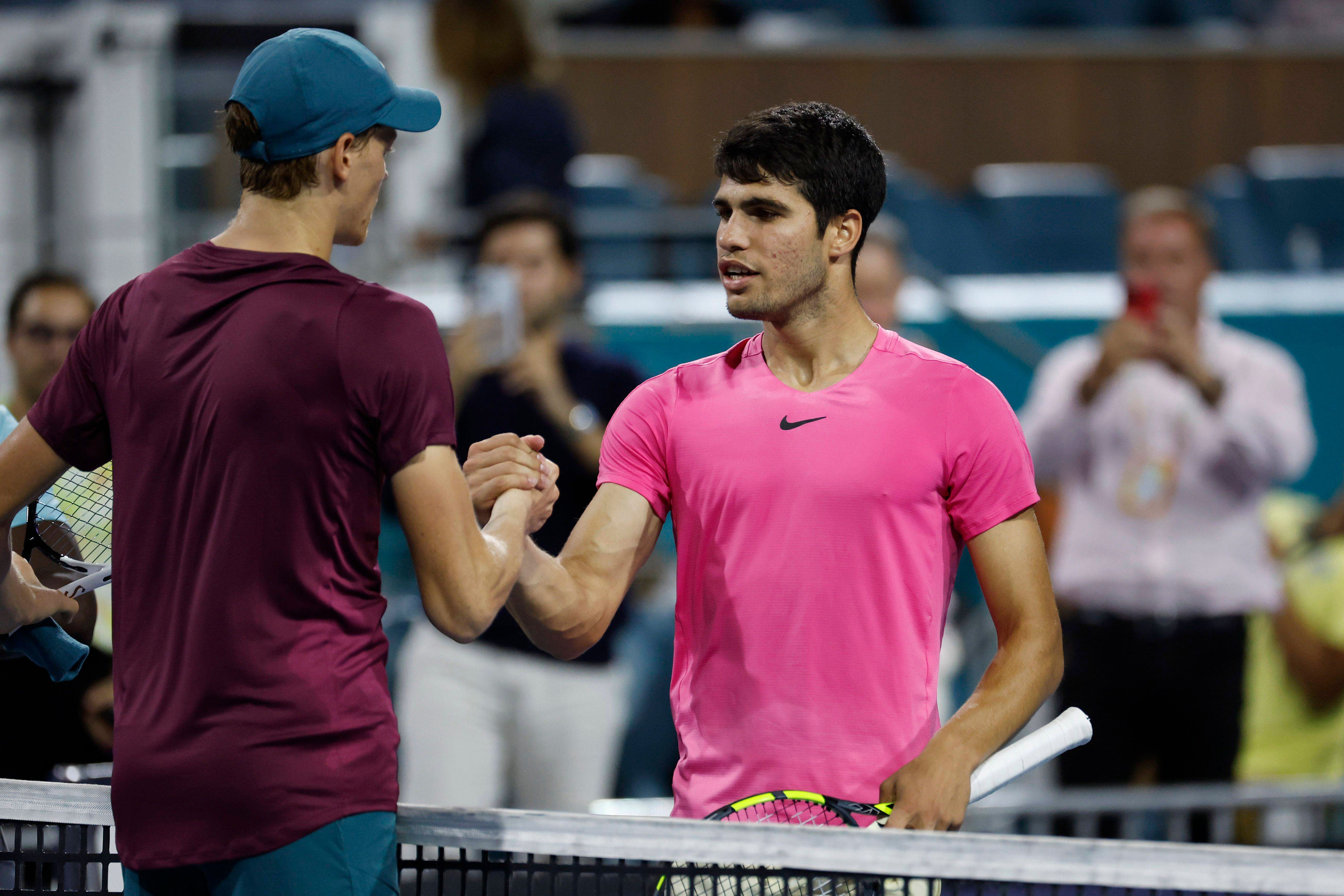  Alcaraz felicitando a Sinner después del partido.