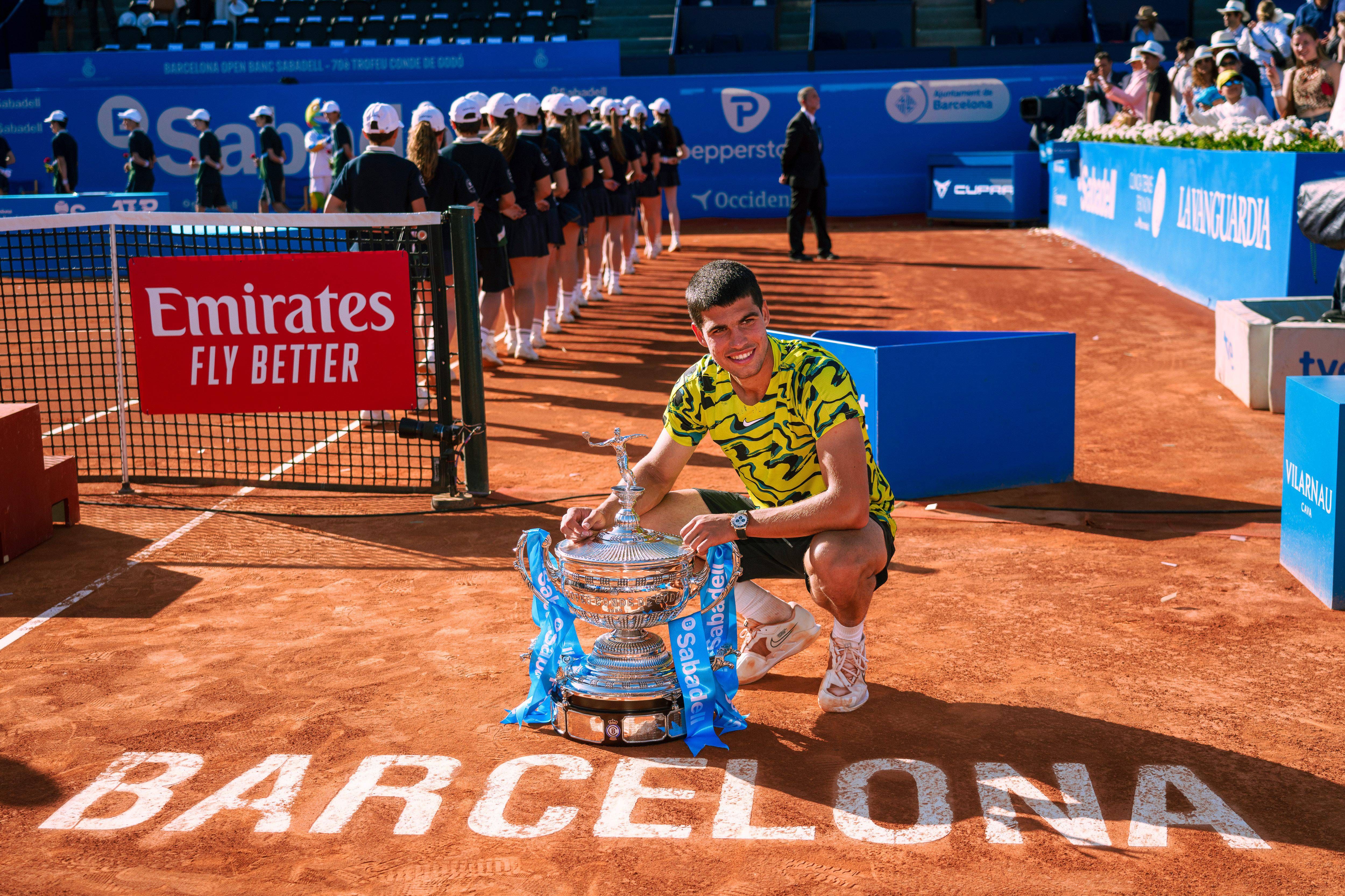 Alcaraz posa con el trofeo del Conde de Godó