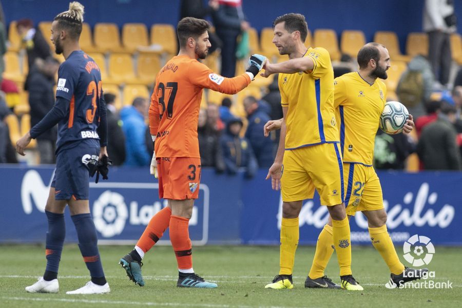  Gonzalo saluda a un rival.