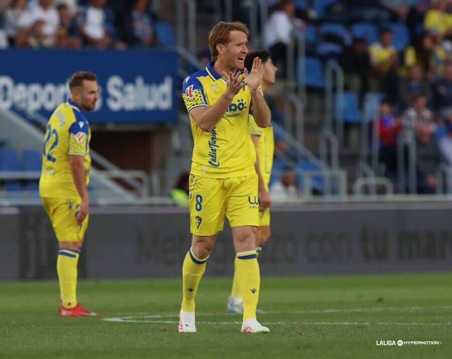  Álex Fernández aplaude para animar a sus compañeros en el Tenerife-Cádiz.