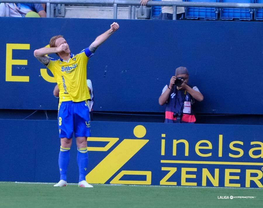 Álex Fernández celebra su gol en el Cádiz-Huesca.