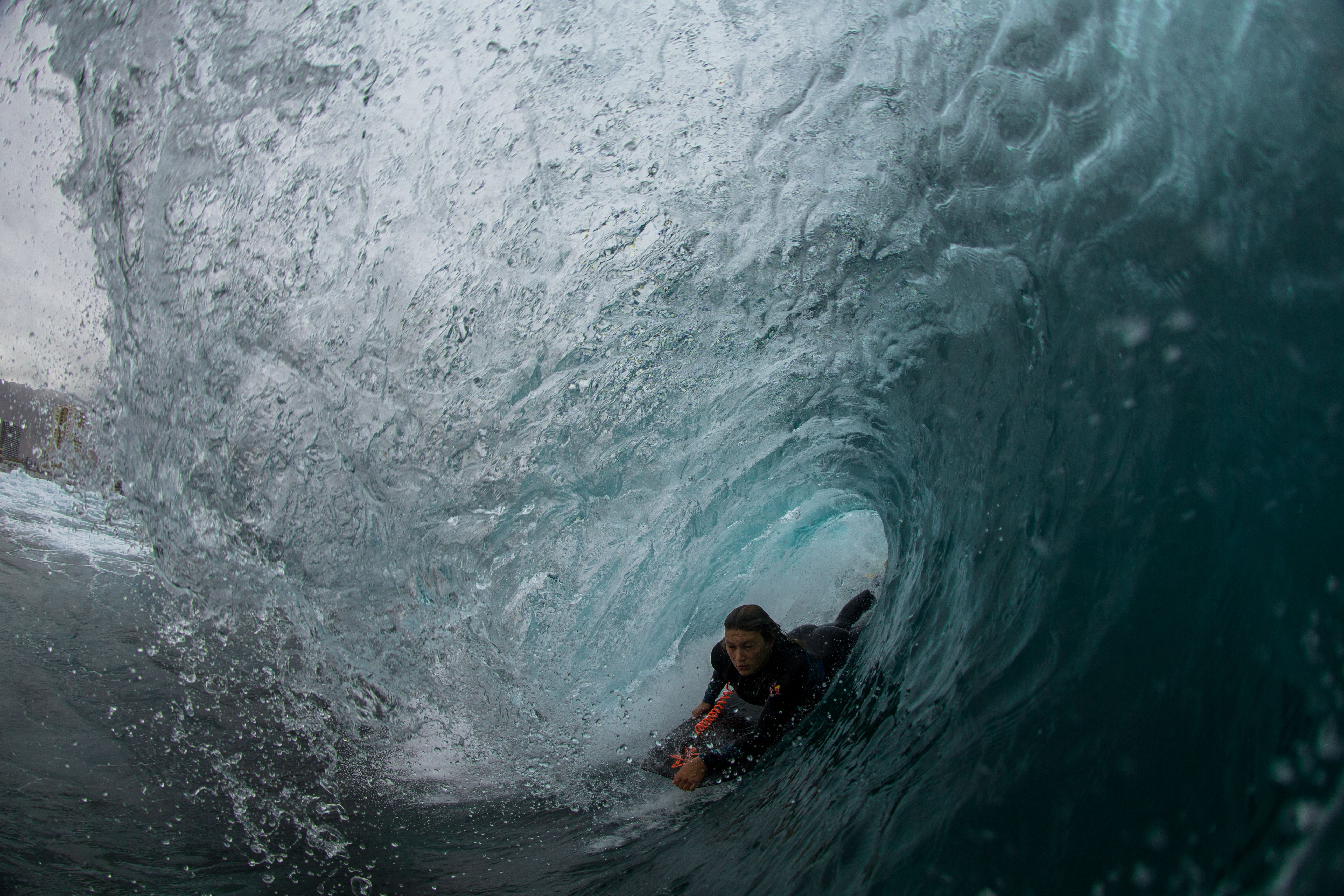 Alexandra Rinder coge una ola en una competición de bodyboard.