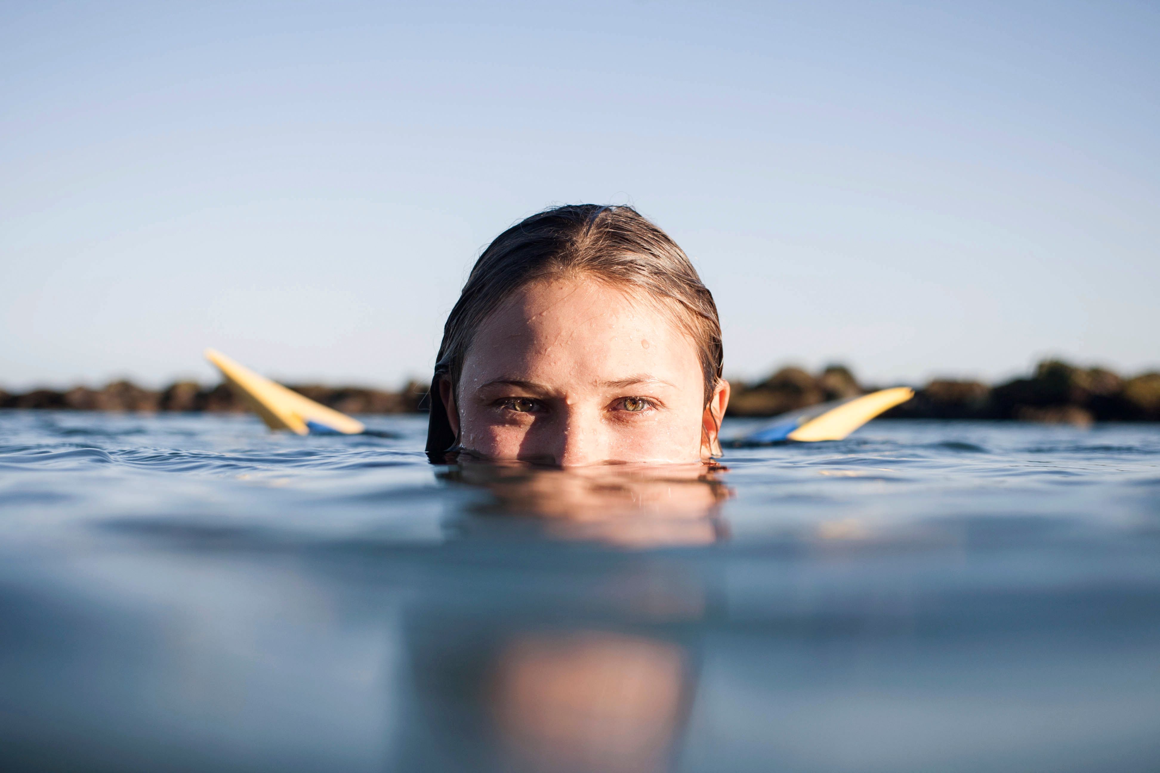 Alexandra Rinder sale del agua tras coger una ola.