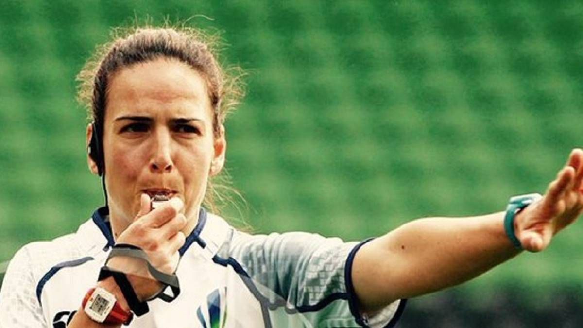  Alhambra Nievas toca el silbato durante un encuentro de rugby 7.