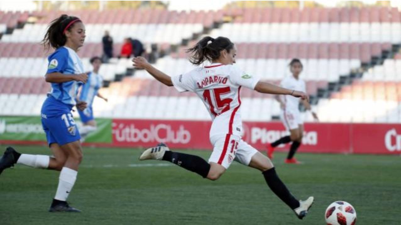  Amparito se lleva el balón en un partido con el Sevilla FC Femenino.