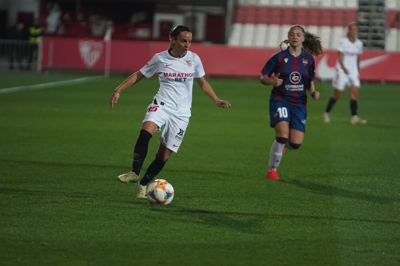  Amparito, en un partido con el Sevilla FC.
