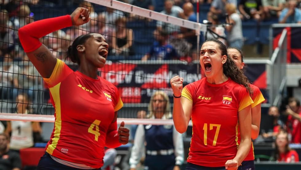  Ana Escamilla celebra un punto en un partido con la selección.