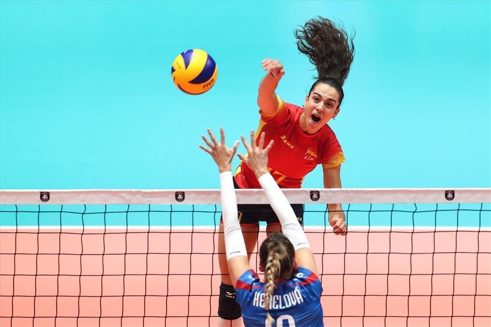  Ana Escamilla anota un tanto en un partido con la selección española.