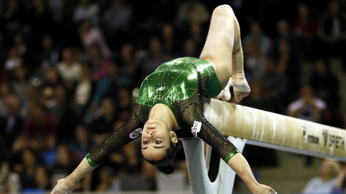 Ana Pérez, sobre la barra en una competición.