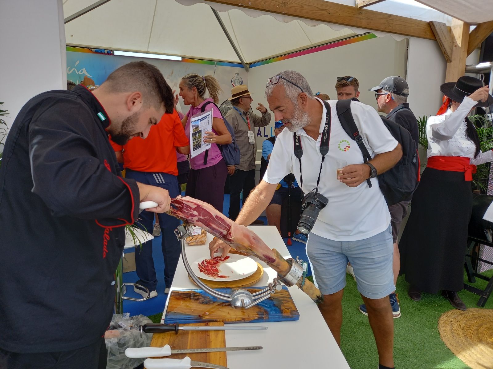Cortador de jamón en el stand de Andalucía de la Solheim Cup.