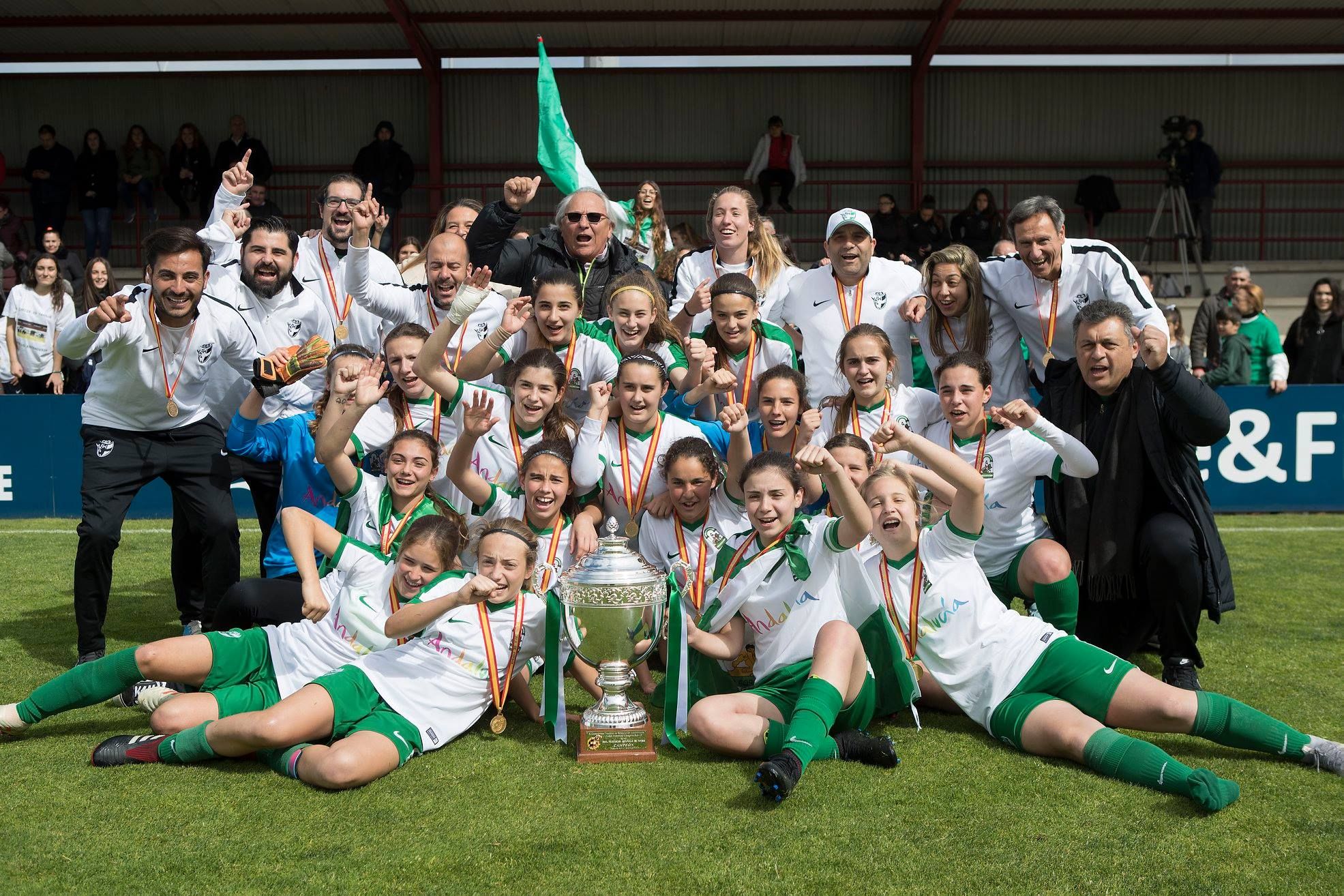  El combinado de Andalucía sub 15 de fútbol femenino celebra el Campeonato de España.