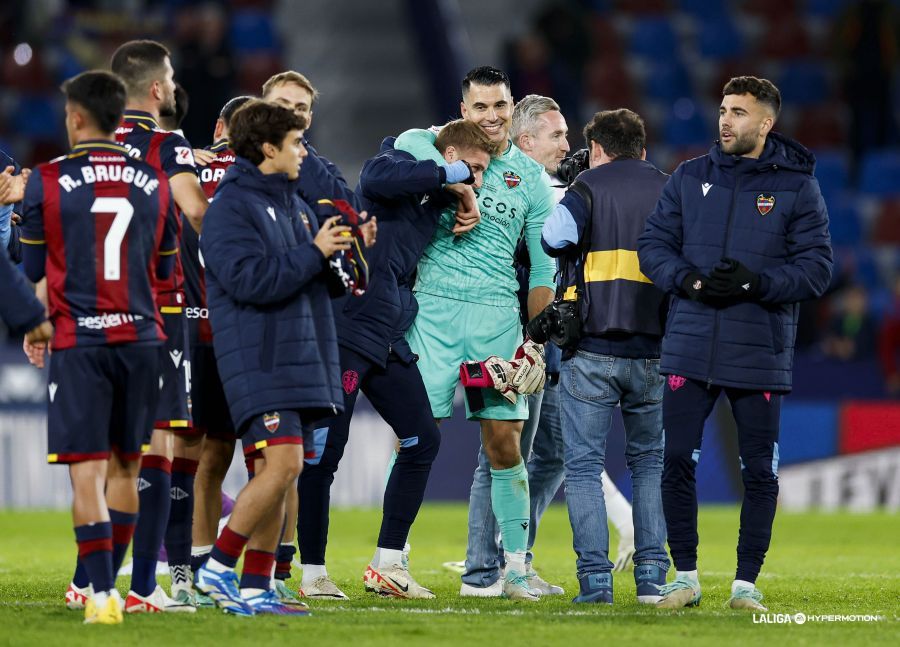  Andrés Fernández celebra la victoria en el Levante - Valladolid.