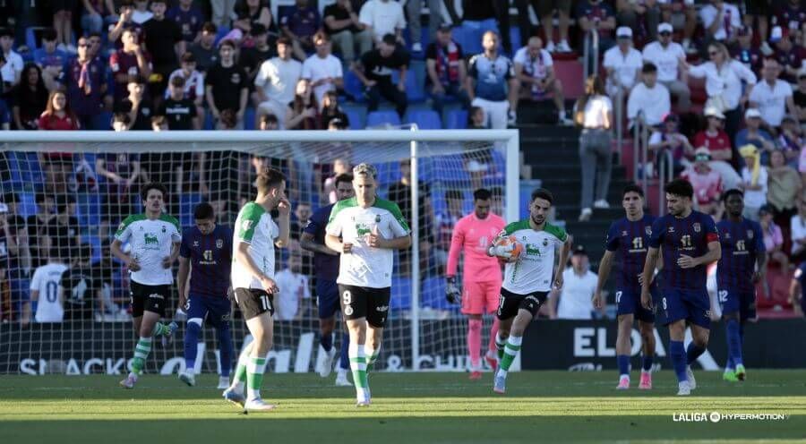 Andrés Martín celebra su gol en el Eldense-Racing.