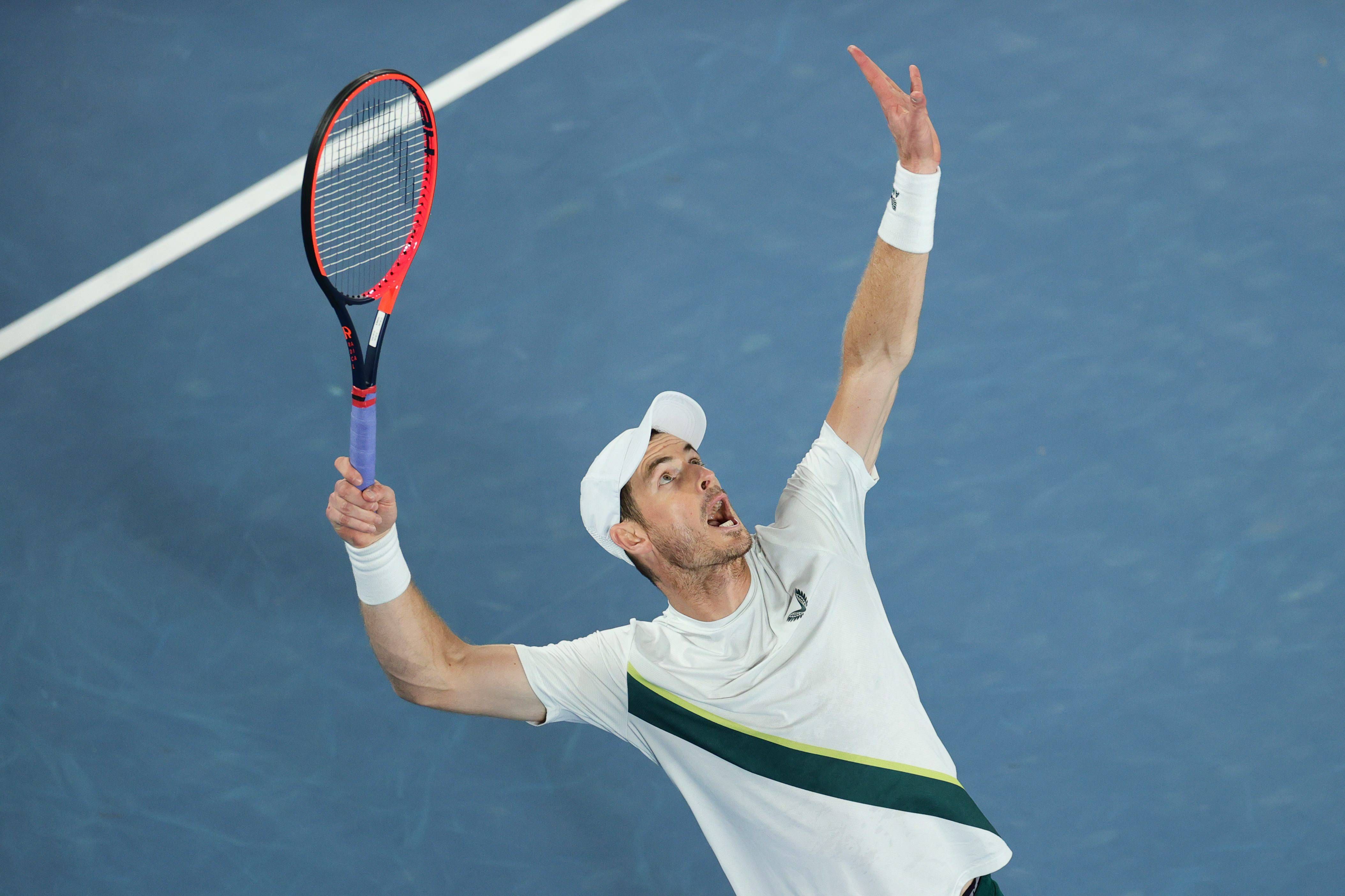  Andy Murray saca en su partido en Australia.