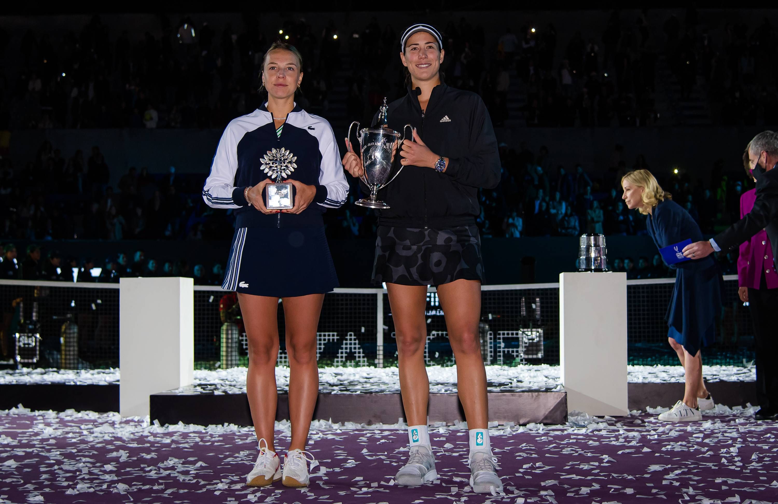 Anett Kontaveit y Garbiñe Muguruza con los trofeos en la final del torneo de Maestras