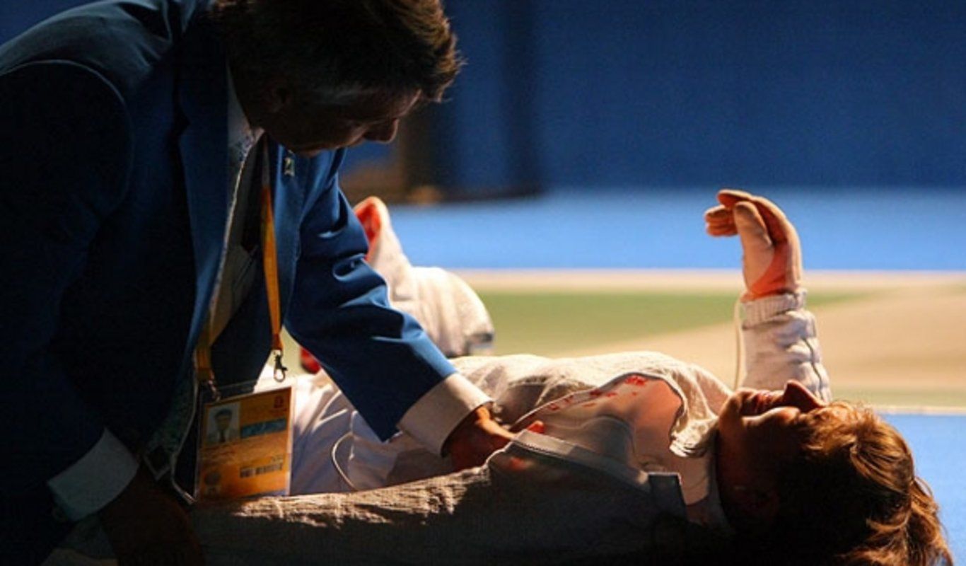  Araceli Navarro, con el médico, tras su luxación de hombro en Pekín 2008.