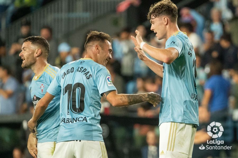 Iago Aspas celebra su segundo gol al Cádiz con Strand Larsen
