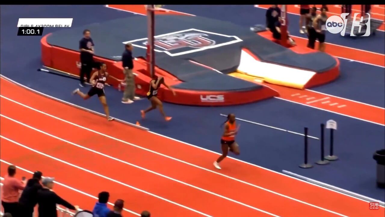  La atleta agredida se duele del golpe en la cabeza (Captura: ABC13).