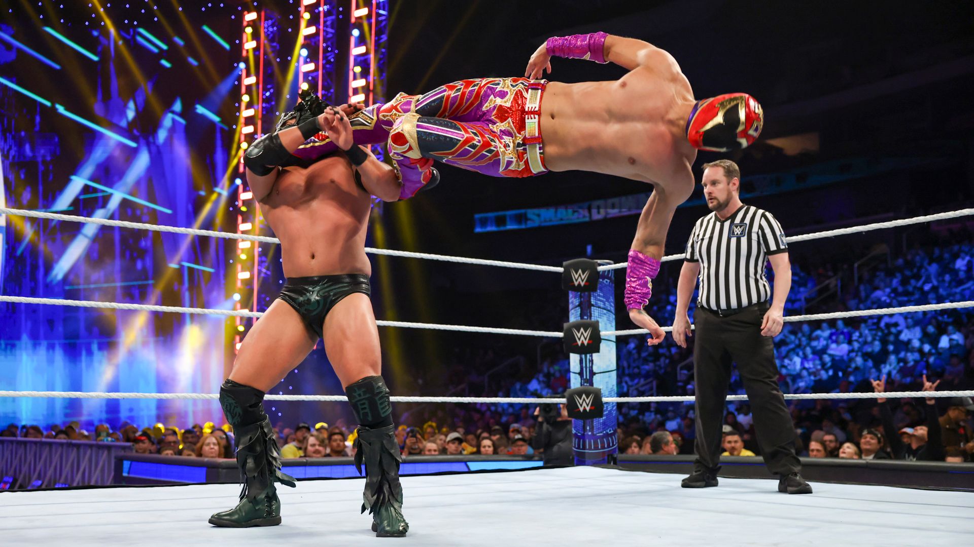 Axiom realizando un movimiento espectacular en la WWE.