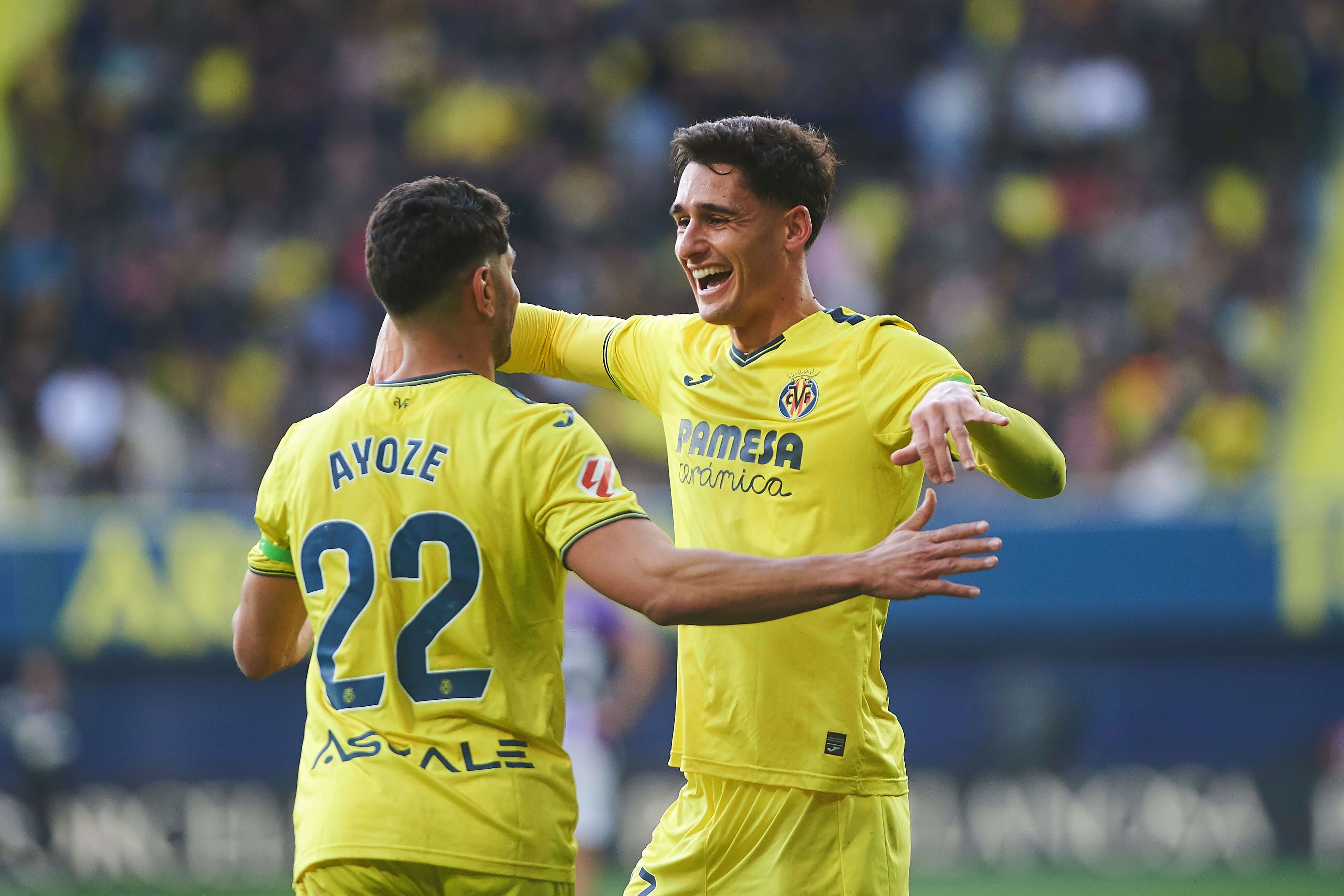  Ayoze Pérez y Cardona celebran un gol del Villarreal.