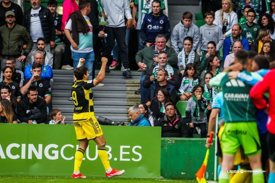  Azón celebra su gol con la afición zaragocista