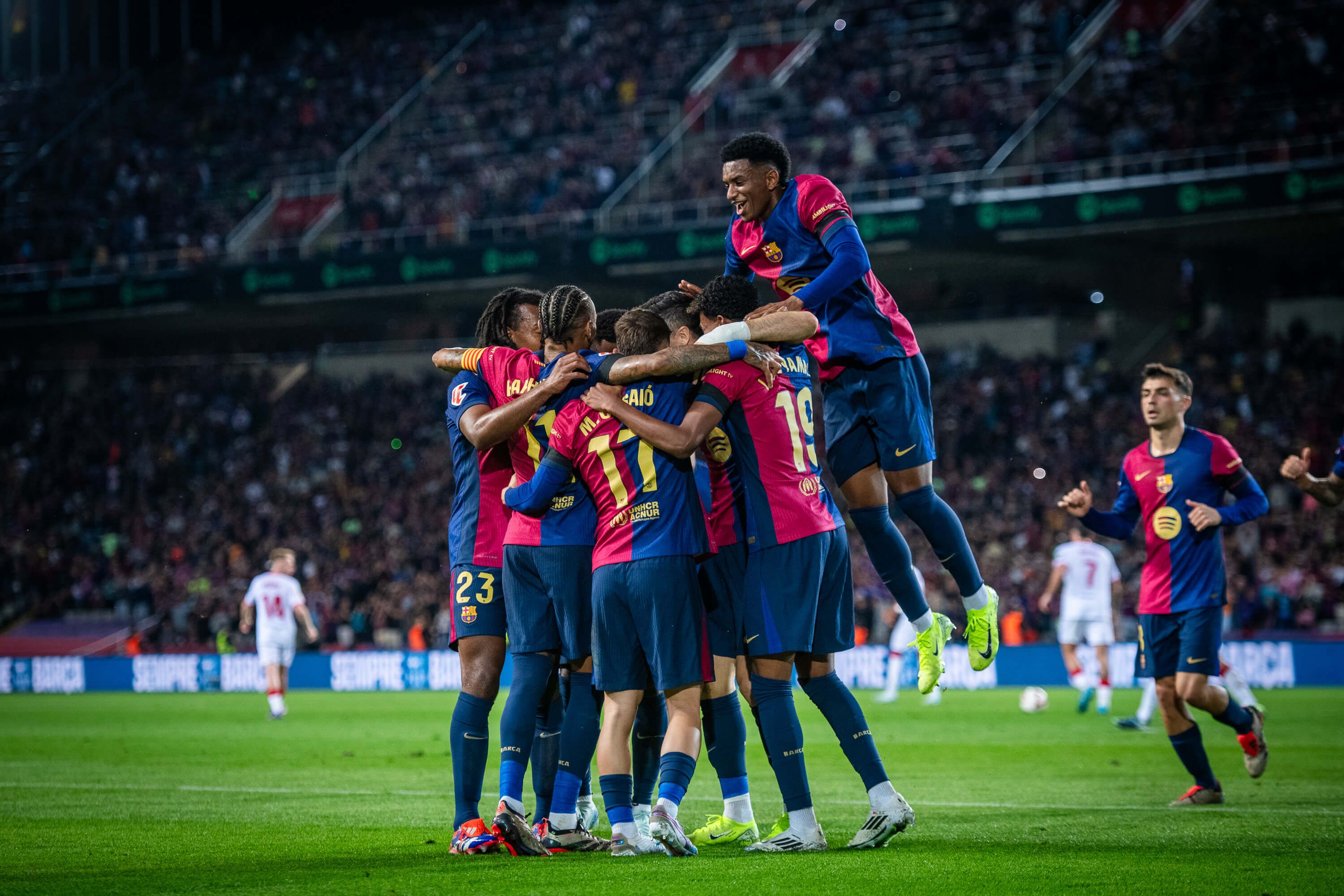 Los jugadores del Barça celebran un gol al Sevilla.