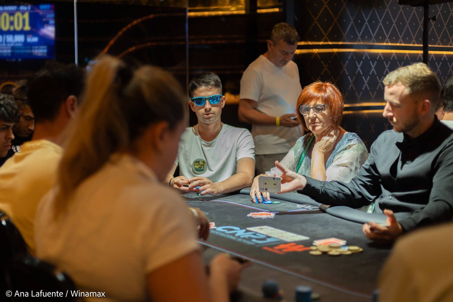 Dos mujeres jugando al póker en Murcia en la misma mesa