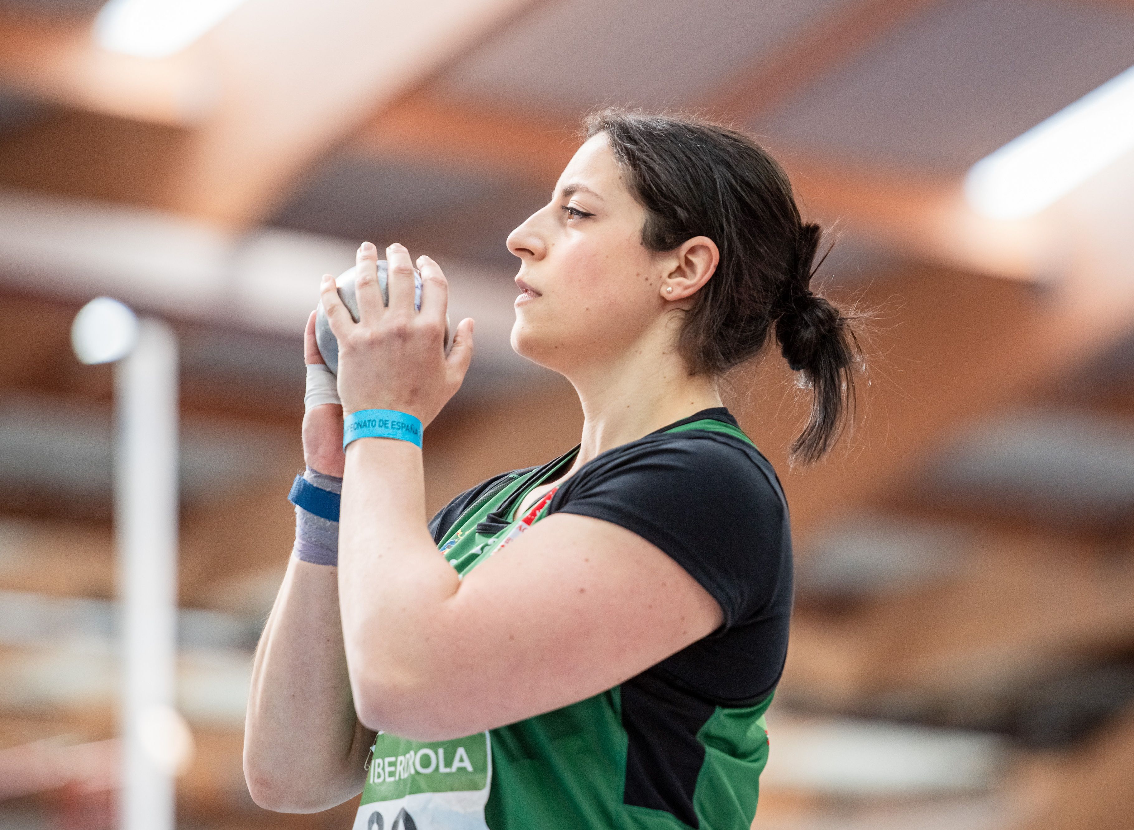  Belén Toimil, con la bola en las manos, antes de hacer un lanzamiento.