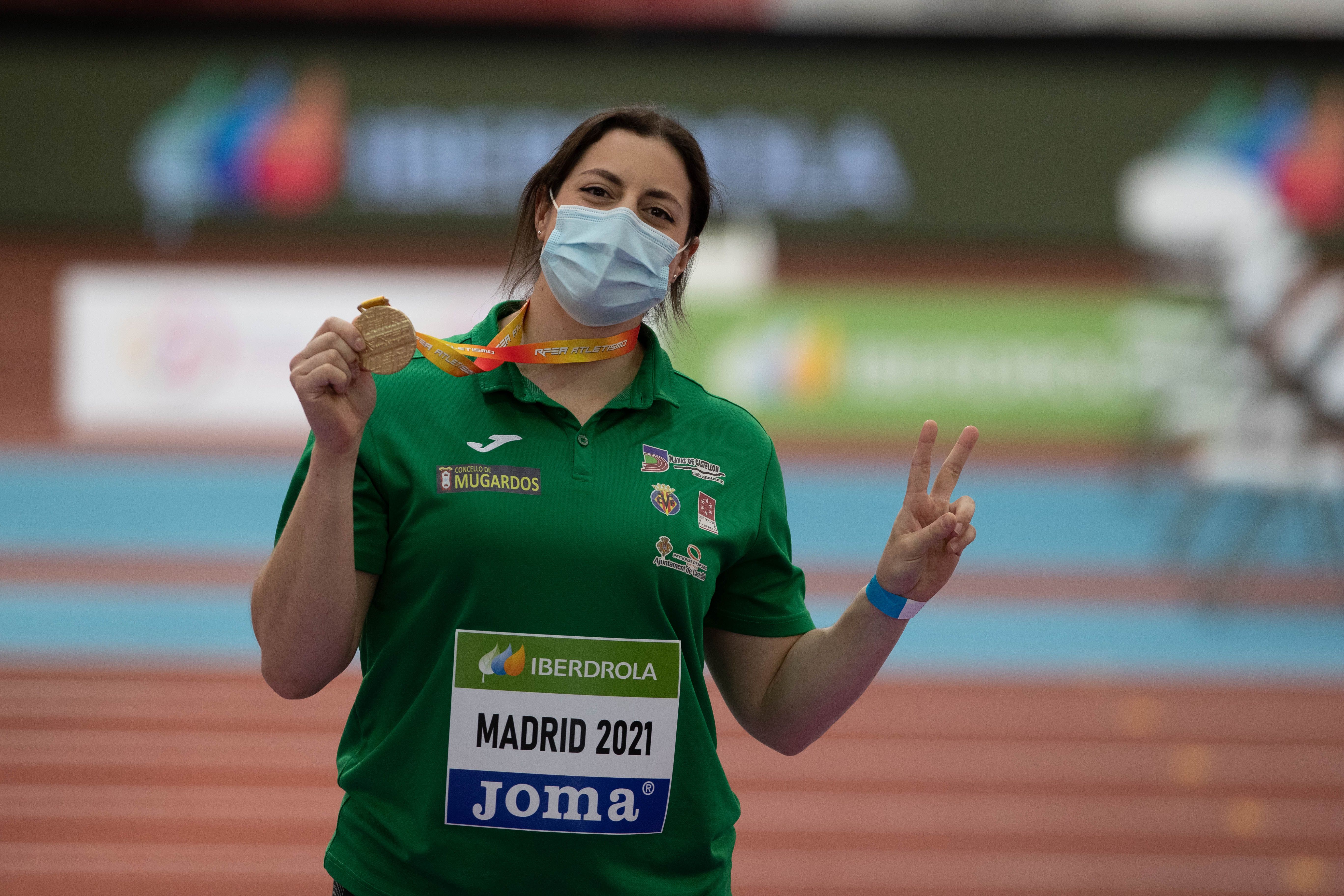 Belén Toimil muestra su medalla en el campeonato de Madrid en 2021.