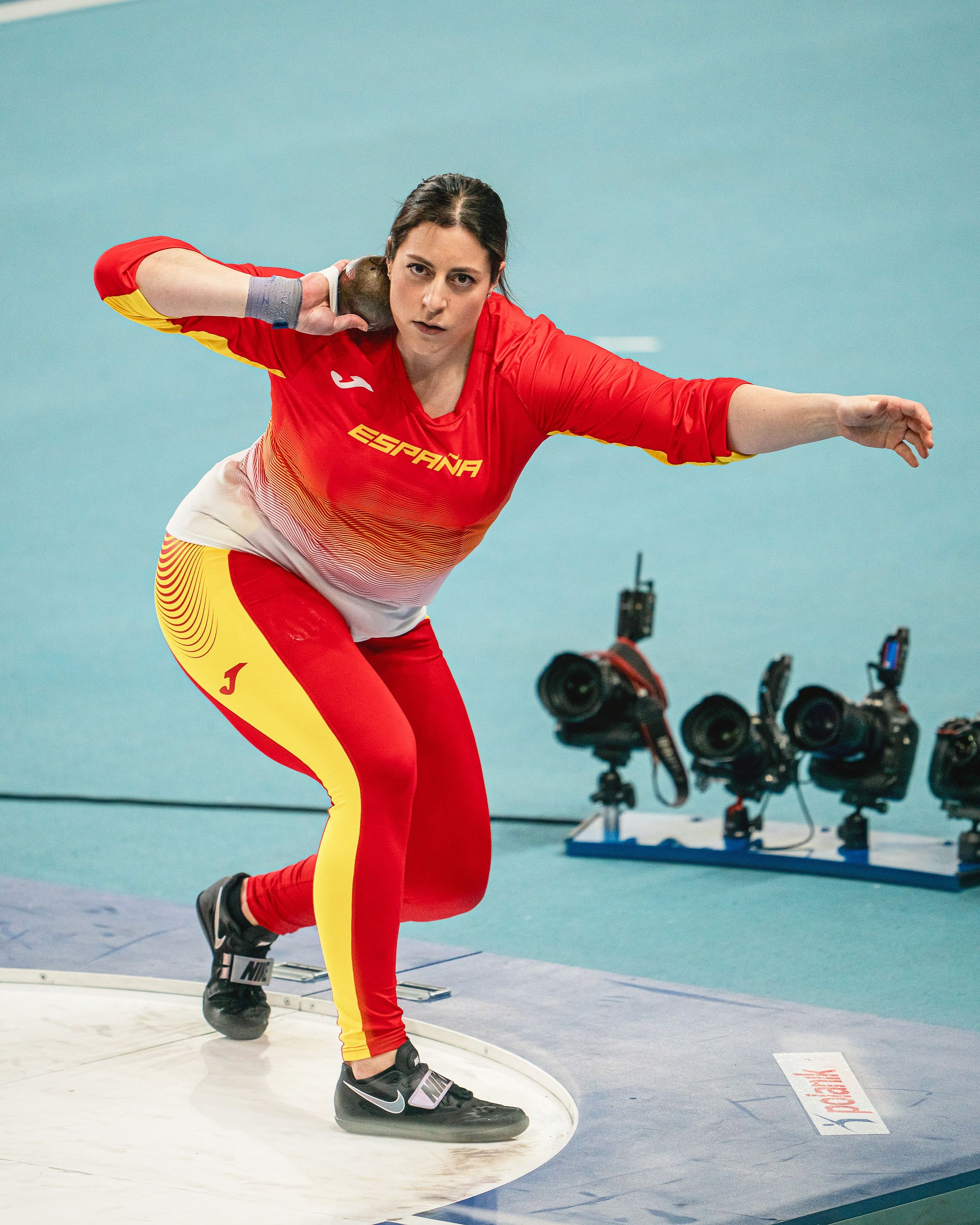  Belén Toimil se dispone a realizar un lanzamiento de peso.