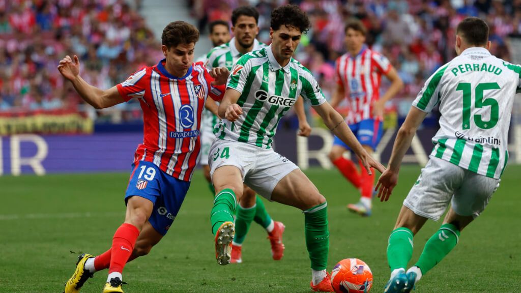Julián Álvarez y Cardoso en el Atlético - Betis (Fuente: EFE)