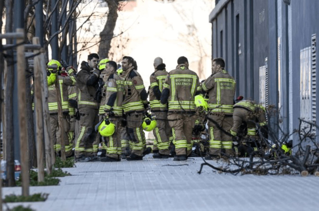 Bomberos en el incendio