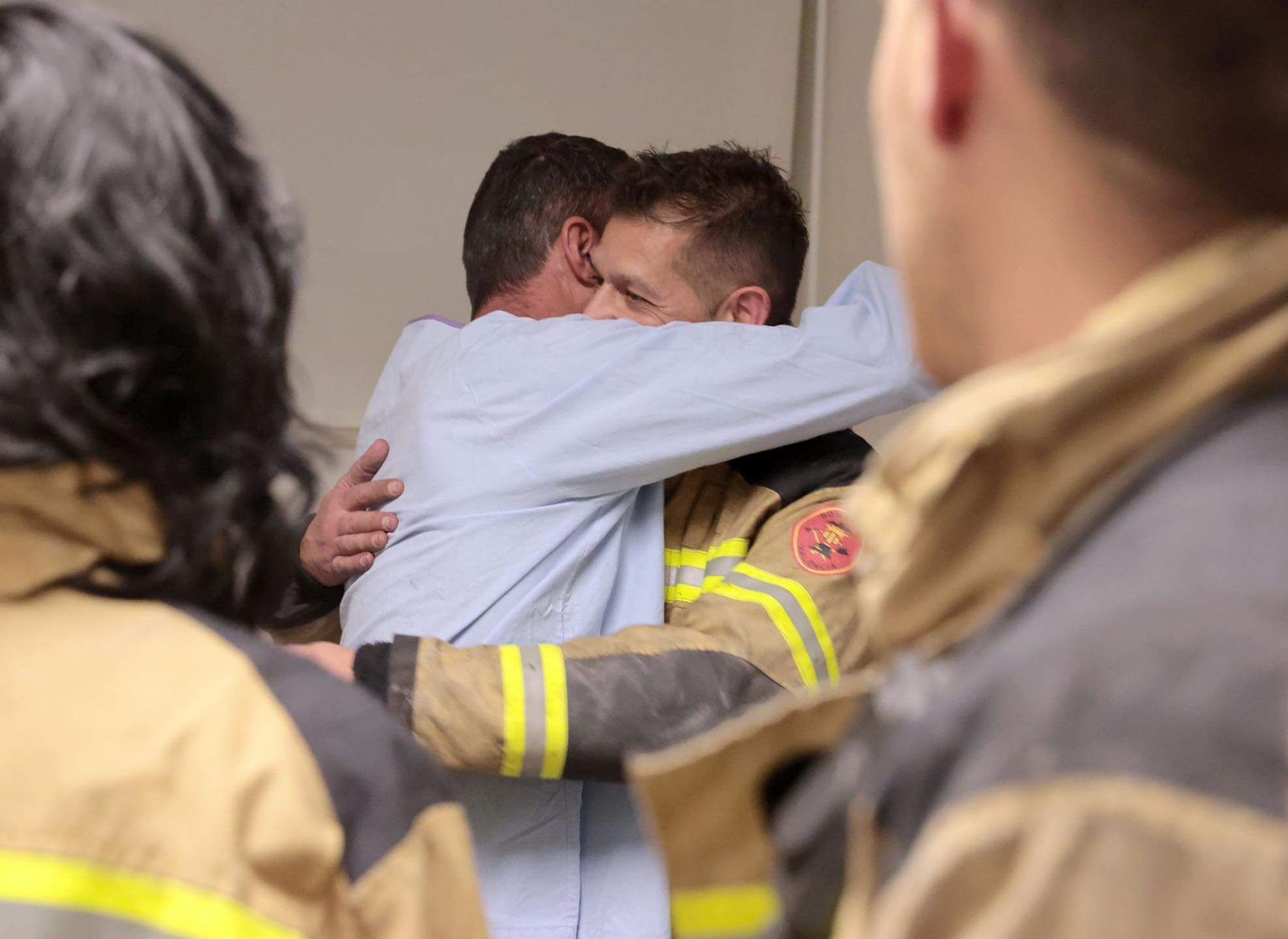Bomberos en el incendio
