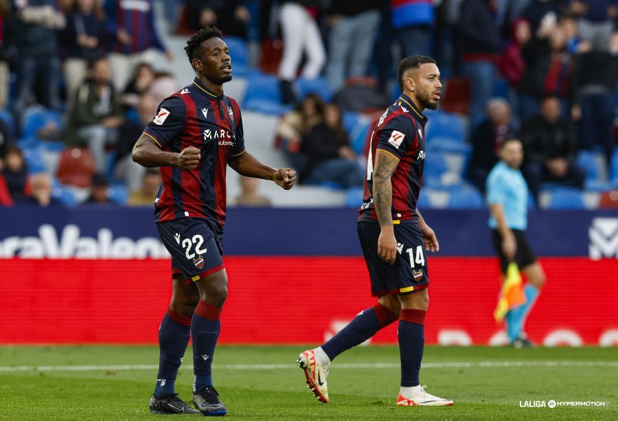  Bouldini celebra su gol en el Levante - Albacete.