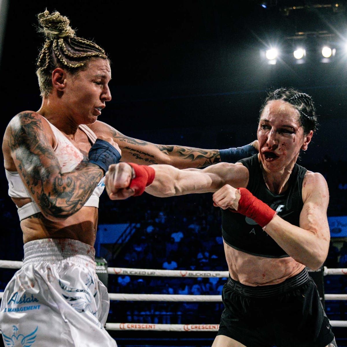  Britain Hart destrozó a Melanie Shah,