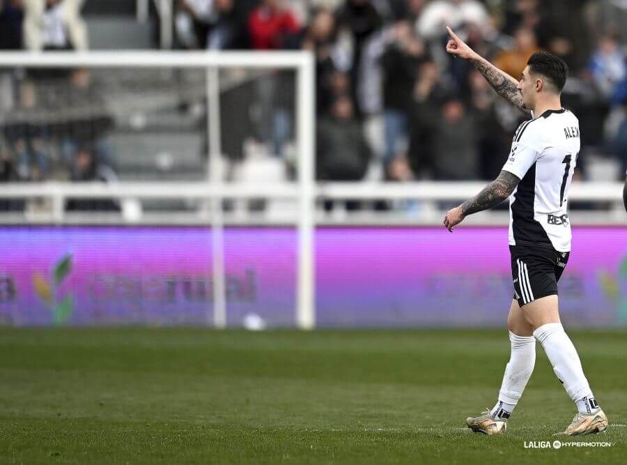 Álex Sancris celebra su gol en el Burgos-Racing.
