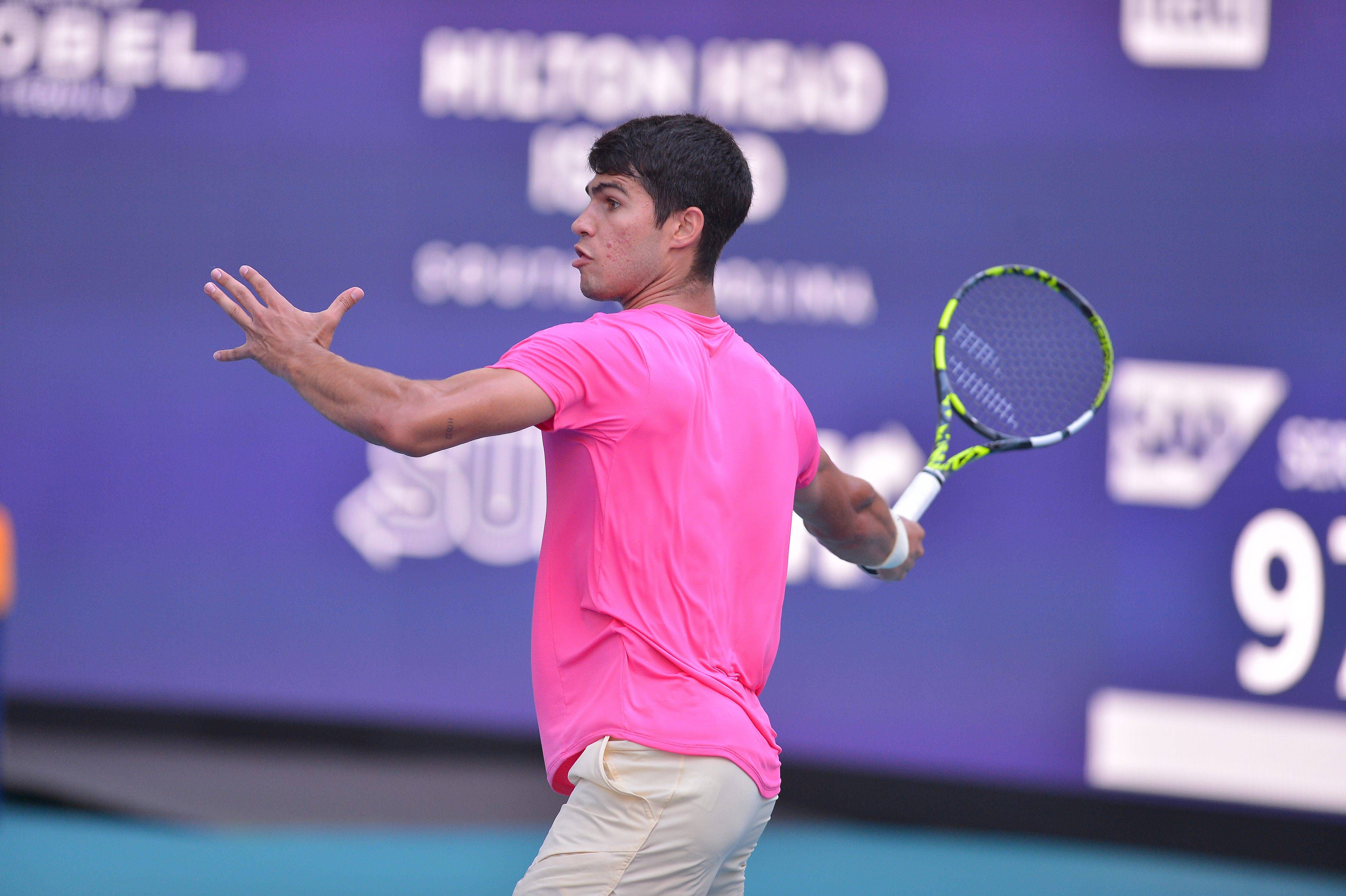  Carlos Alcaraz devuelve una pelota en el Miami Open (FOTO: Cordón Press).