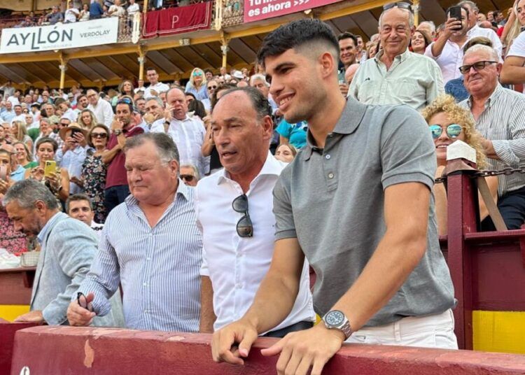  Carlos Alcaraz en la plaza de toros de Murcia. (@mundotorocom)