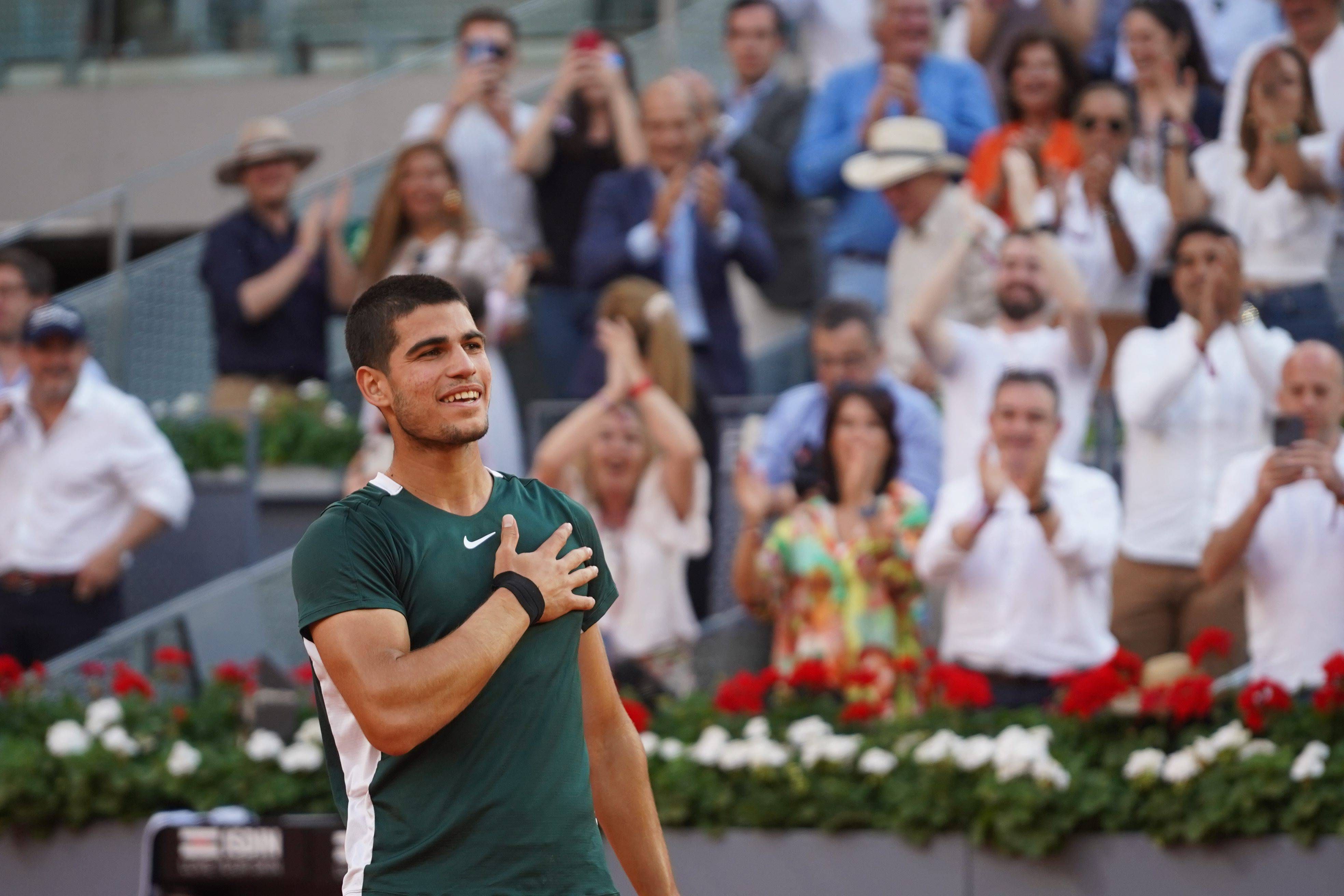  Carlos Alcaraz celebra su pase a la final de Madrid tras ganar a Djokovic.