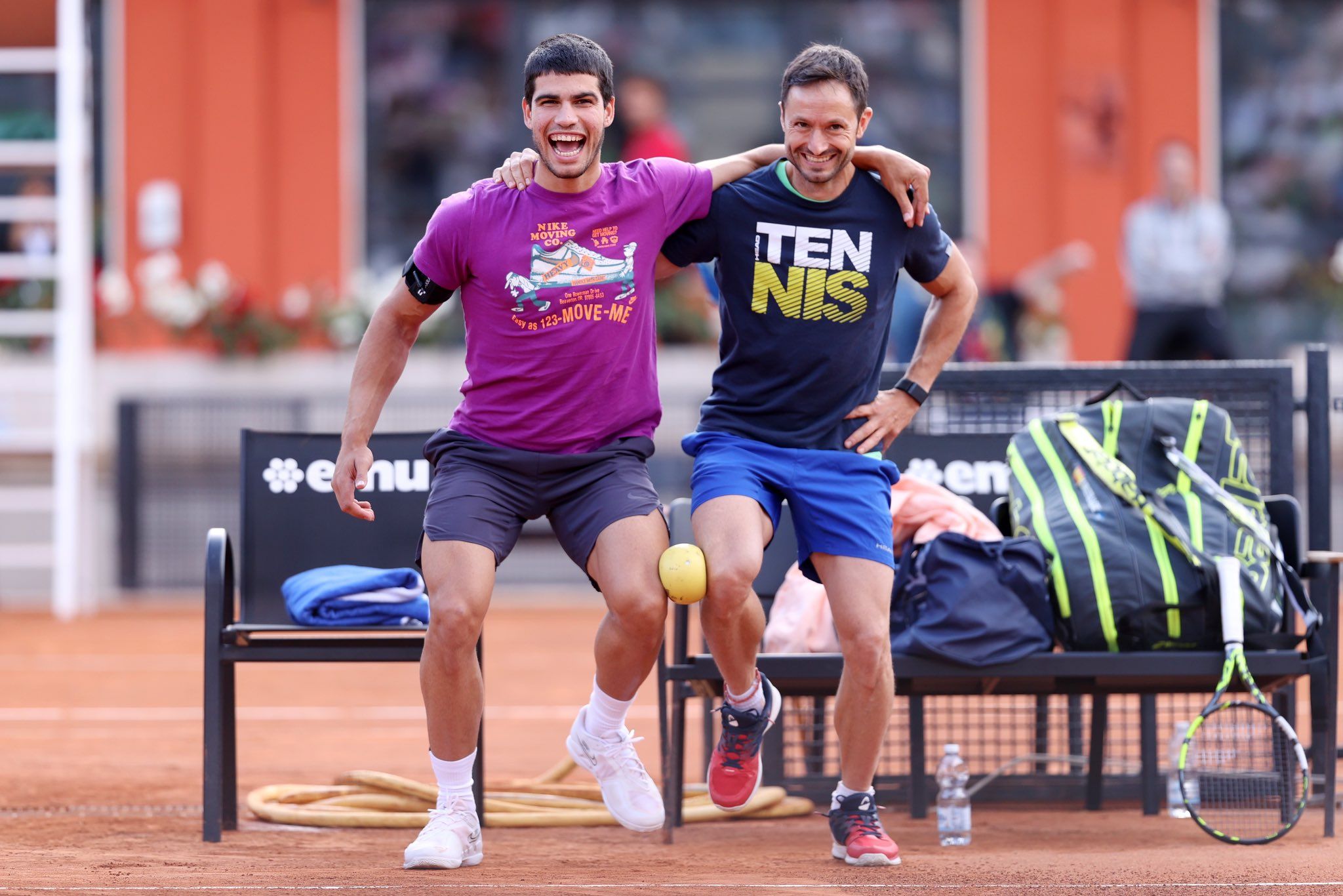  Carlos Alcaraz junto a su preparador físico, antes de saltar a su primer entrenamiento en Roma