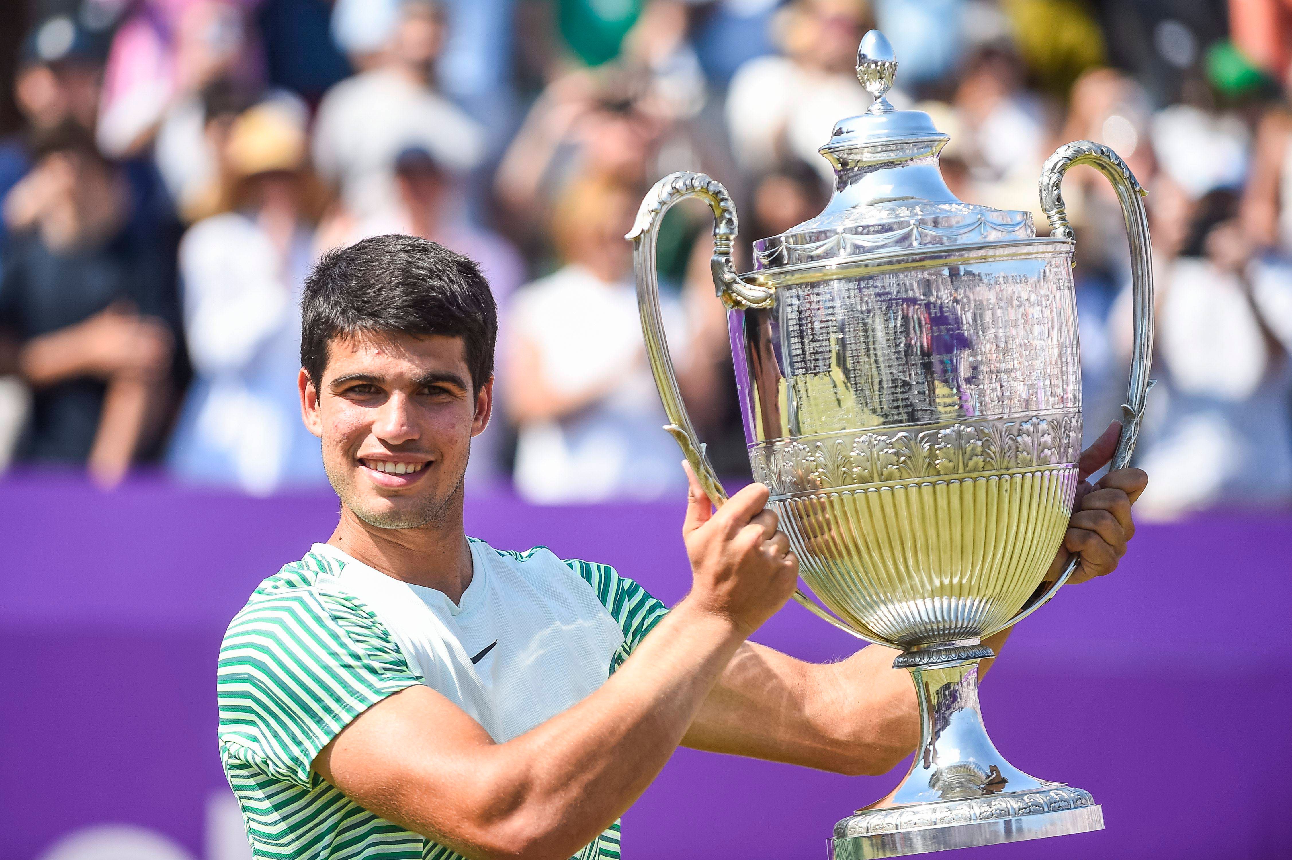  Carlos Alcaraz levanta la copa de Queen´s