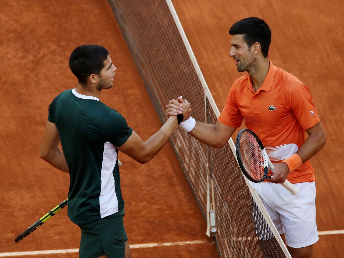  Carlos Alcaraz y Novak Djokovic en uno de sus enfrentamientos.