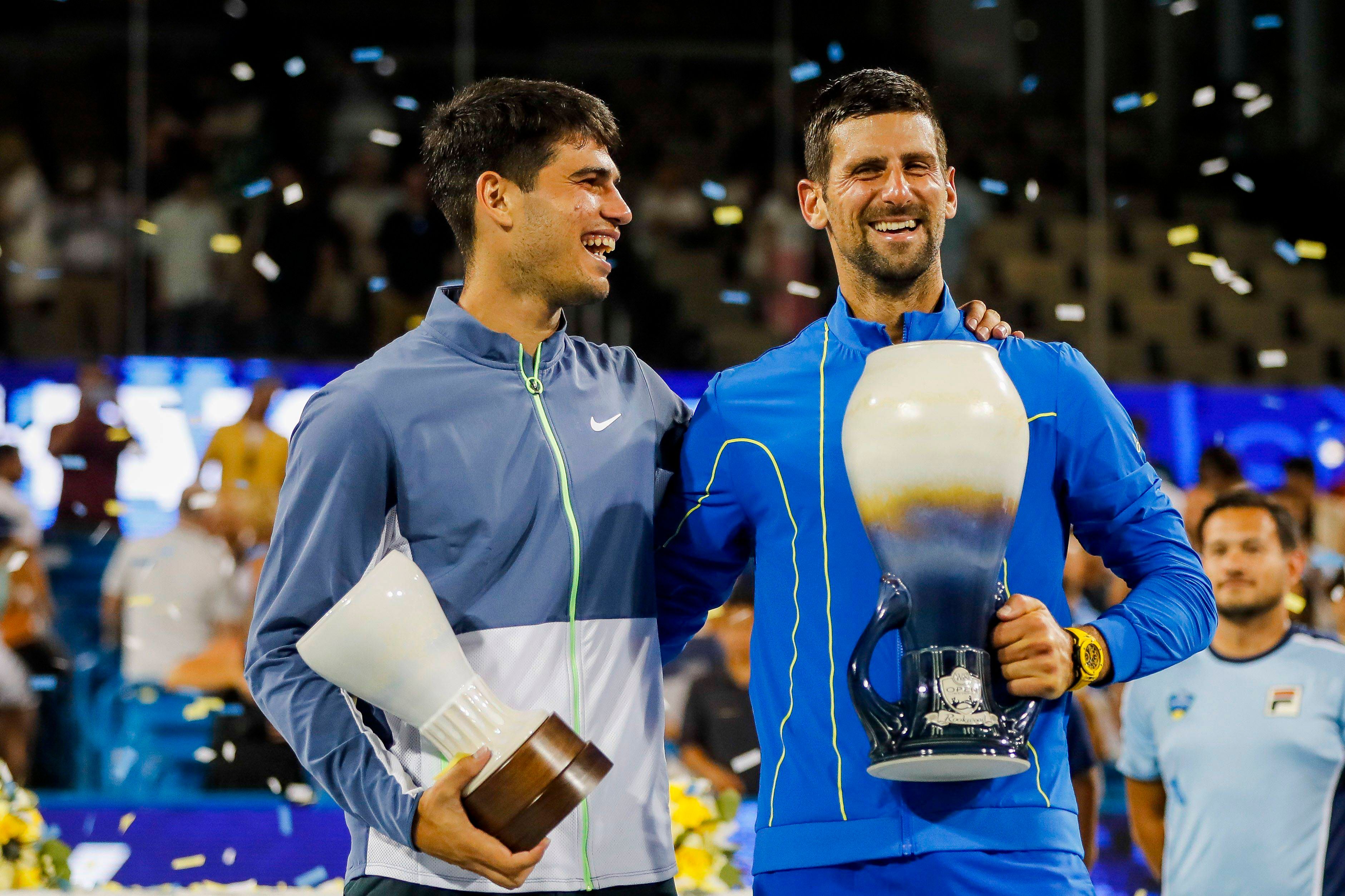  Carlos Alcaraz sonriendo junto a Novak Djokovic.