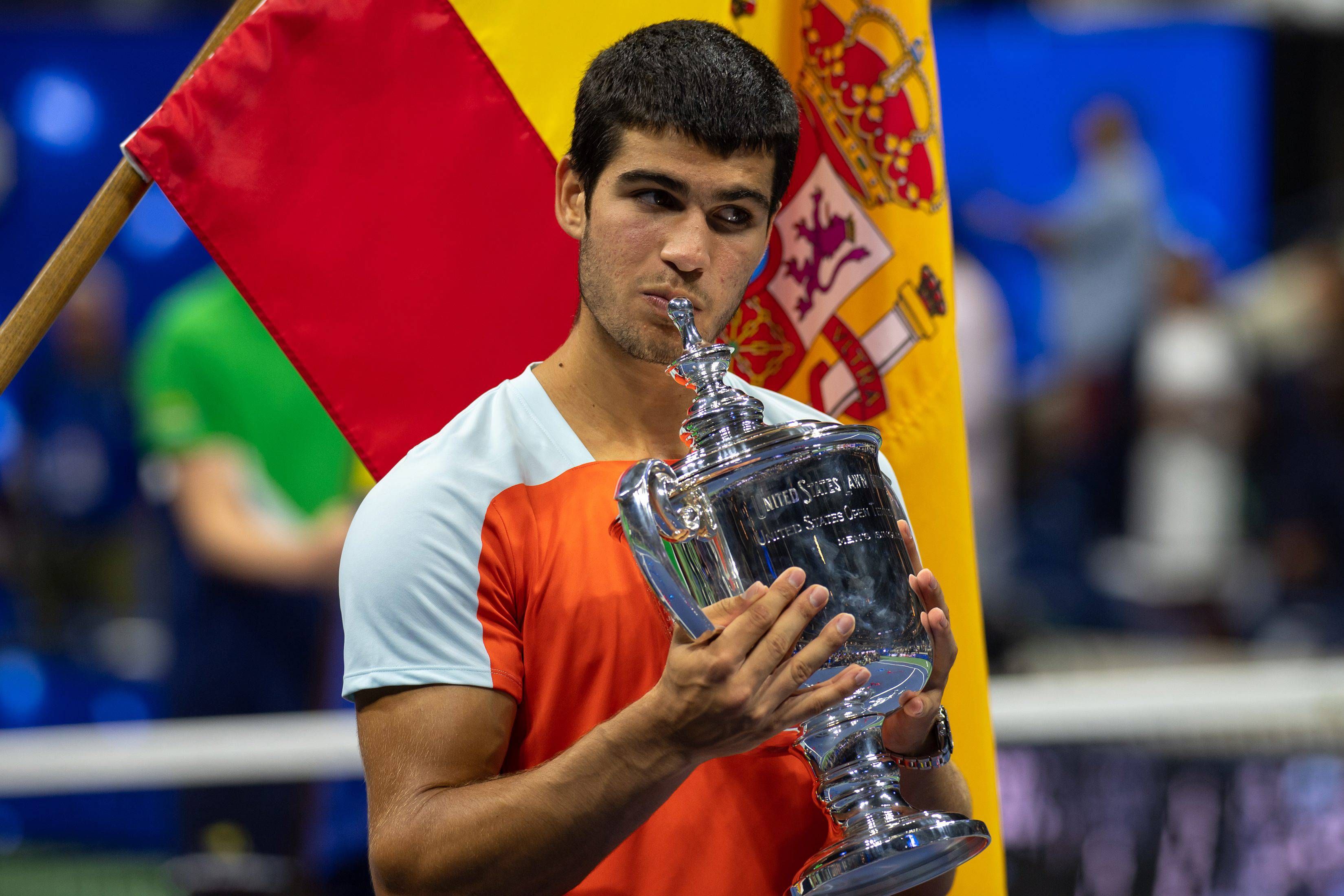 Carlos Alcaraz, con el trofeo de campeón del US Open 2022.
