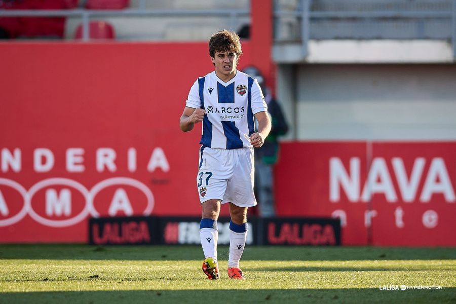  Carlos Álvarez, hermano de Dani Álvarez, celebra su gol contra el Mirandés..