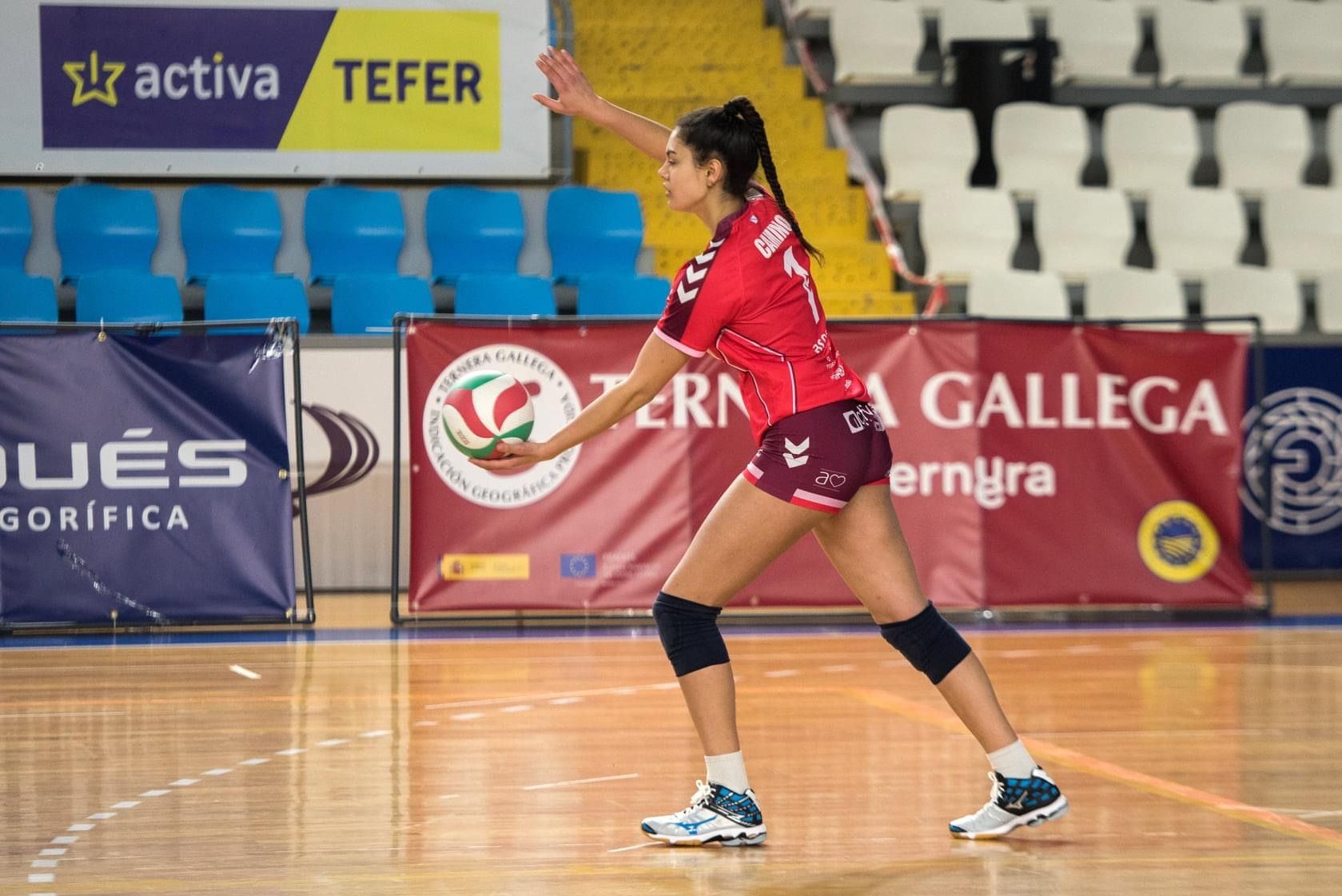  Carol Camino se dispone a sacar un balón en un partido.