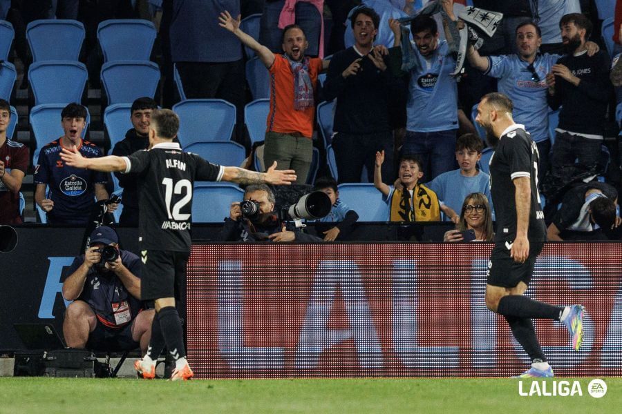 Alfon González y Borja Iglesias celebran en el Celta-Las Palmas.
