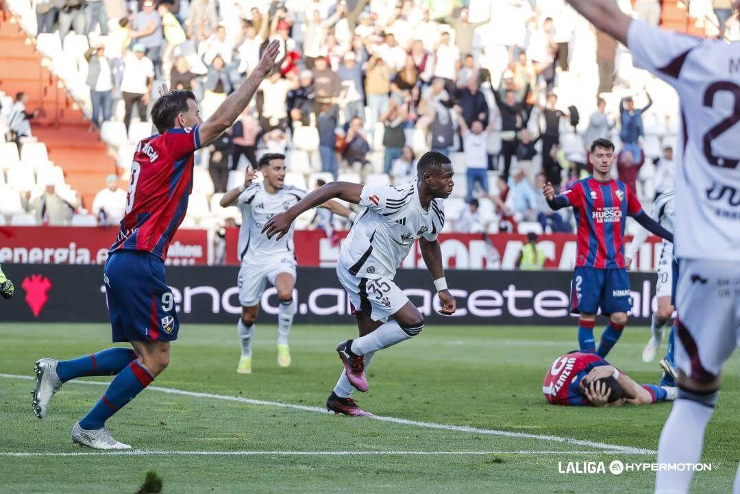  Christian Kofane celebra un gol en el Albacete-Huesca.