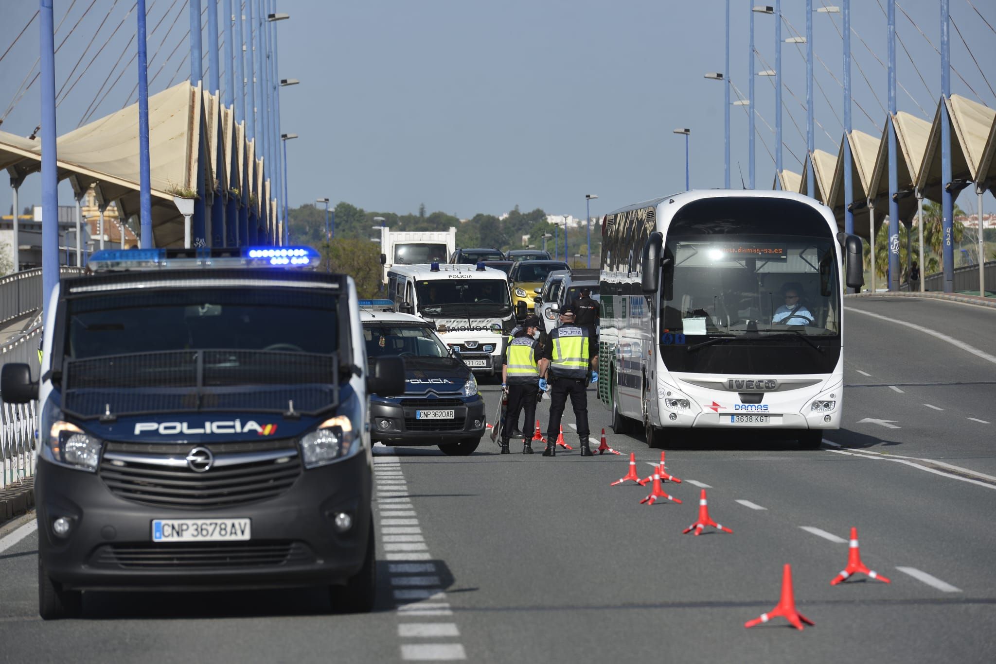  Control de la Guardia Civil en Sevilla durante la crisis del coronavirus.